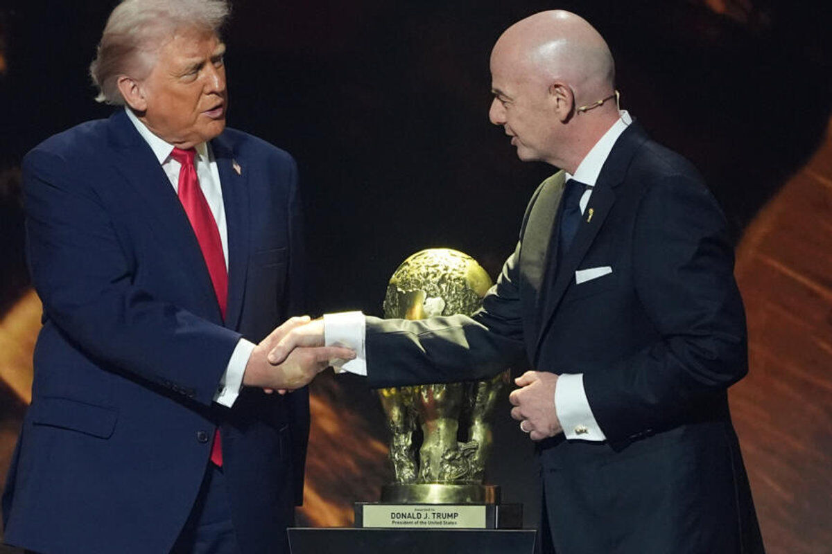 Gianni Infantino presented the FIFA Peace Prize to Donald Trump
